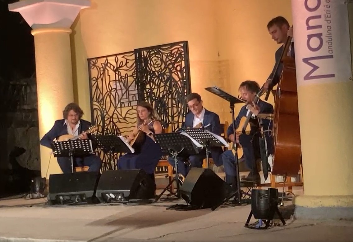 xavierpoli's tweet photo. Notte di a Mandulina 🎼🪕 : succès de la première soirée lancée sous le charme envoutant du duo Mazar suivi par les virtuoses du Quintette à Plectre de France #mandeo #VilleCorti https://t.co/ZtVdOb8E1X