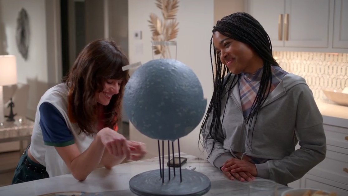 _allthelilies's tweet photo. there's a cute little cliche sapphic movie for y'all called gridiron grind. it's about a guarded high school female football player fights sexism, sibling rivalry, and self-acceptance on and and off the field who has a crush on the team's pre-pre med girl https://t.co/iOQejY6vC6