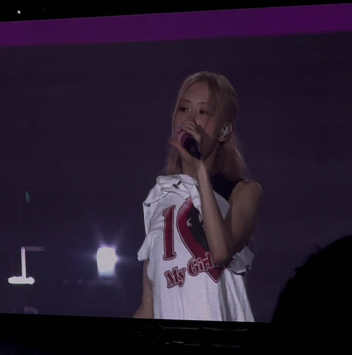 hyunbugg's tweet photo. PLEASE I LOVE THE GIRLFRIEND SHIRT
#BLACKPINKinMETLIFESTADIUM https://t.co/EerxHavHTZ