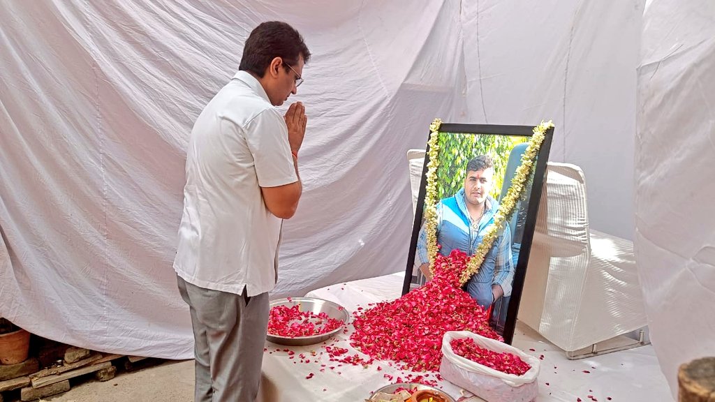 Ch_AnilKumarINC's tweet photo. मेरे दल्लूपुरा गांव के छोटे भाई @ARUNDEDHA2 के भतीजे करण डेढ़ा का गत 2 अगस्त को सड़क दुर्घटना में स्वर्गवास हो गया था। आज उनकी तेरहवीं में पहुंच कर अपनी श्रद्धांजलि अर्पित की।

भगवान करण की आत्मा को शांति प्रदान करें।
ॐ शांति! https://t.co/9JDIYluYZq