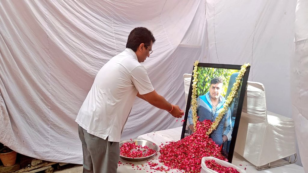 Ch_AnilKumarINC's tweet photo. मेरे दल्लूपुरा गांव के छोटे भाई @ARUNDEDHA2 के भतीजे करण डेढ़ा का गत 2 अगस्त को सड़क दुर्घटना में स्वर्गवास हो गया था। आज उनकी तेरहवीं में पहुंच कर अपनी श्रद्धांजलि अर्पित की।

भगवान करण की आत्मा को शांति प्रदान करें।
ॐ शांति! https://t.co/9JDIYluYZq
