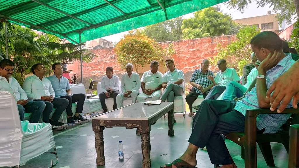 Ch_AnilKumarINC's tweet photo. मेरे दल्लूपुरा गांव के छोटे भाई @ARUNDEDHA2 के भतीजे करण डेढ़ा का गत 2 अगस्त को सड़क दुर्घटना में स्वर्गवास हो गया था। आज उनकी तेरहवीं में पहुंच कर अपनी श्रद्धांजलि अर्पित की।

भगवान करण की आत्मा को शांति प्रदान करें।
ॐ शांति! https://t.co/9JDIYluYZq