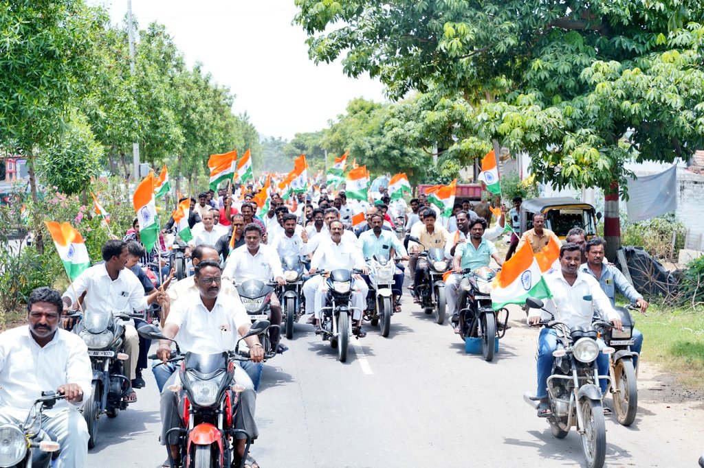Eatala_Rajender's tweet photo. మేరా మిట్టీ - మేరా దేశ్ కార్యక్రమంలో భాగంగా.. హుజురాబాద్ నుండి జమ్మికుంట వరకు సాగిన తిరంగా ర్యాలీలో పార్టీ నాయకులకు, కార్యకర్తలతో కలిసి పాల్గొనడం జరిగింది. 

#MeraMittiMeraDesh #TirangaRally https://t.co/s1zG9NfNXT