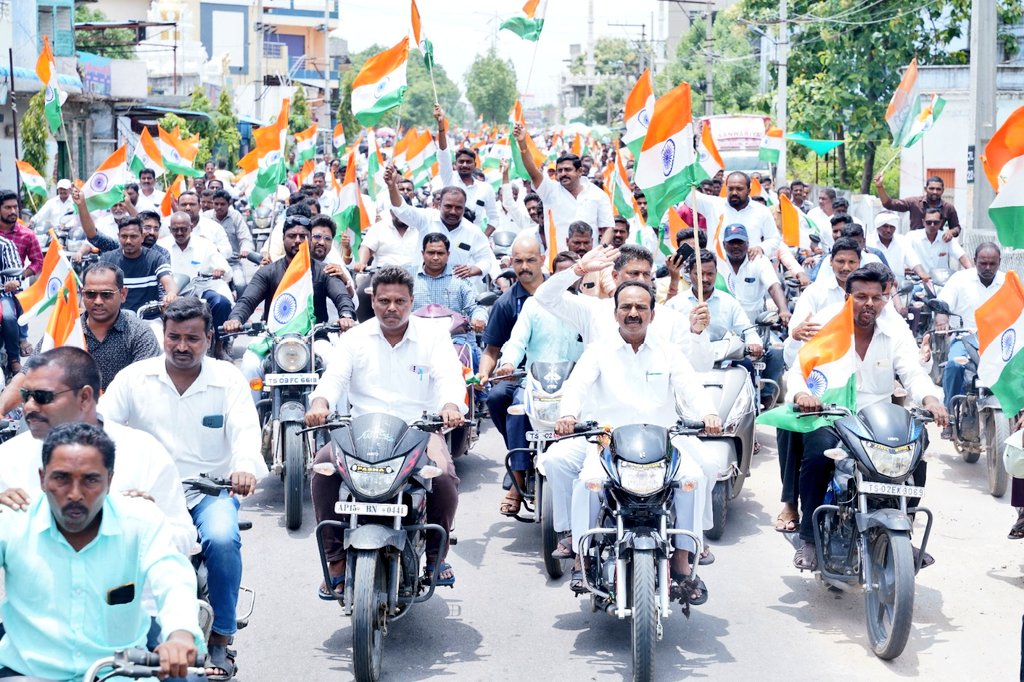 Eatala_Rajender's tweet photo. మేరా మిట్టీ - మేరా దేశ్ కార్యక్రమంలో భాగంగా.. హుజురాబాద్ నుండి జమ్మికుంట వరకు సాగిన తిరంగా ర్యాలీలో పార్టీ నాయకులకు, కార్యకర్తలతో కలిసి పాల్గొనడం జరిగింది. 

#MeraMittiMeraDesh #TirangaRally https://t.co/s1zG9NfNXT
