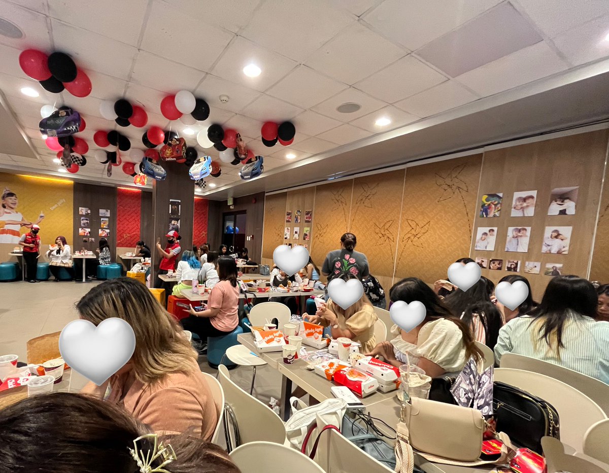 dearleeos's tweet photo. markmin exhibit na may unting jollibee party HAKSHSJWHSHAHA thank u attendees!!! hope u were able to take home your desired markmin sintras 🥰 #IntoTheMarkMinVerse https://t.co/ZqkHohFwBR