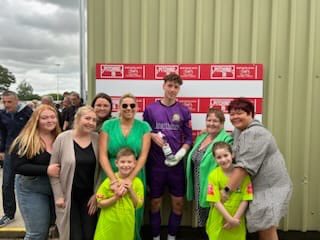 BarwellFC1992's tweet photo. Yesterday’s man of the match was young goalkeeper HARRY GRIFFITHS
The award was presented to him by The Fisher Family. 
Well done @Gr1ffithss 💚💛 https://t.co/TgUNxqIKhU