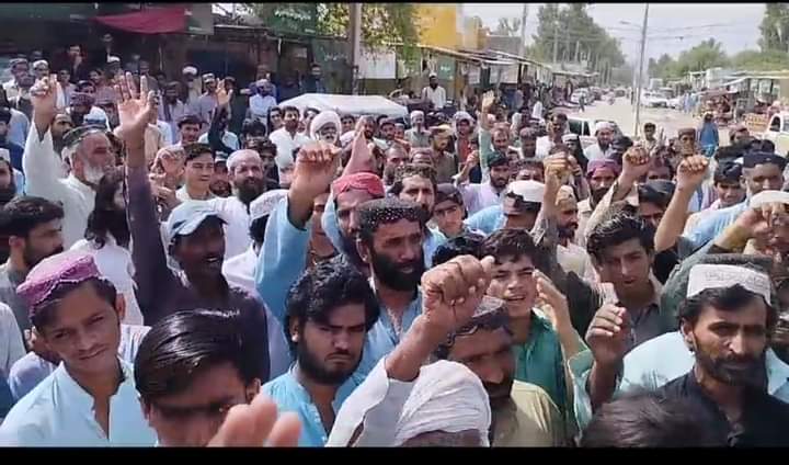 shamsbugti0's tweet photo. ڈیرہ بگٹی:شکار پور میں ڈاکوؤں کی فائرنگ سے مقامی تاجروں کی ہلاکت و اغوا کا معاملہ،شہر میں شٹر ڈاؤن ہڑتال و احتجاجی مظاہرہ

ڈیرہ بگٹی:حکومت سندھ زمہ داروں کے خلاف فوری کاروائی کرے ،مظاہرین

ڈیرہ بگٹی:مغویوں کی فوری بازیابی کو یقینی بنائی جائے ،مظاہرین https://t.co/nt7pggDWDZ
