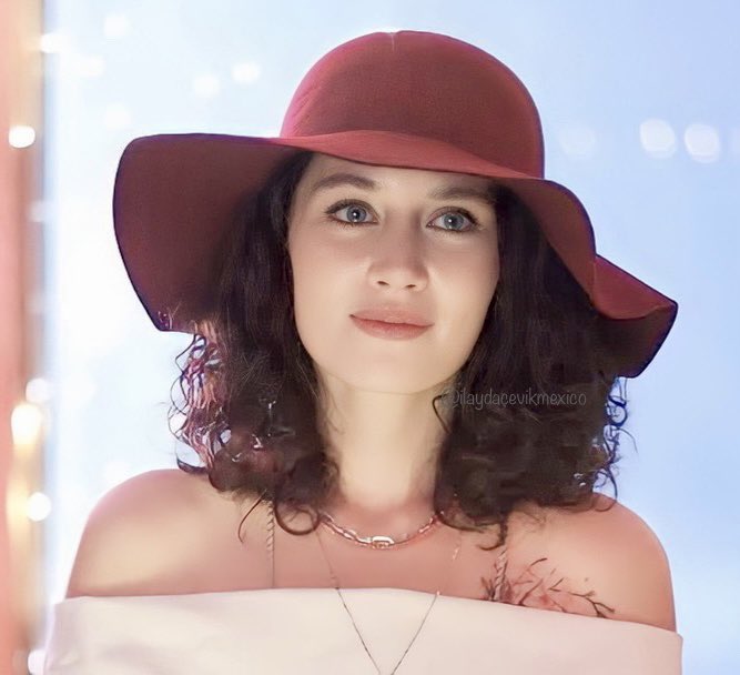 IlaydaCevikMex's tweet photo. 👒
•
#sençalkapımı
#İlaydaÇevik #balca #balcakoçak #loveisintheair https://t.co/0QcQvdhBz3