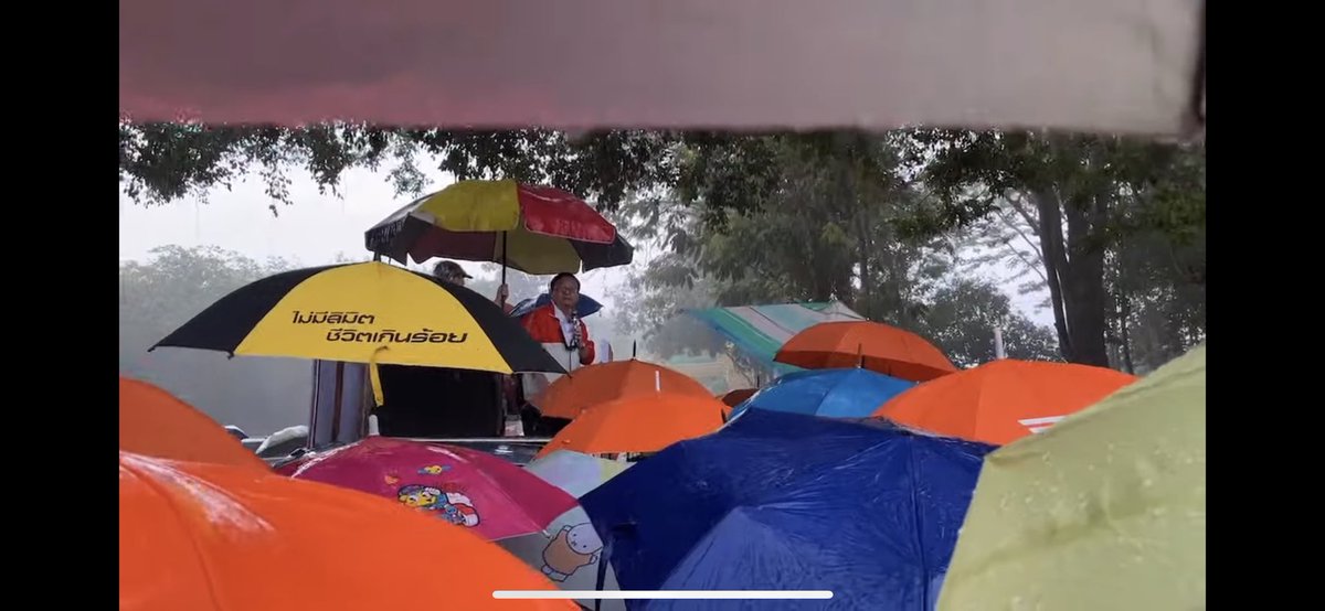 thecervine93's tweet photo. ฝนตกแรงมากกก คุณต๋อมสู้กับฝนไปเลย ปชช.ก็ไม่ถอยด้วย นับถือใจจริงๆ #ก้าวไกล #ก้าวไกลระยอง #เลือกตั้งซ่อม #เลือกตั้งซ่อมระยอง https://t.co/HfgAIgKzX9