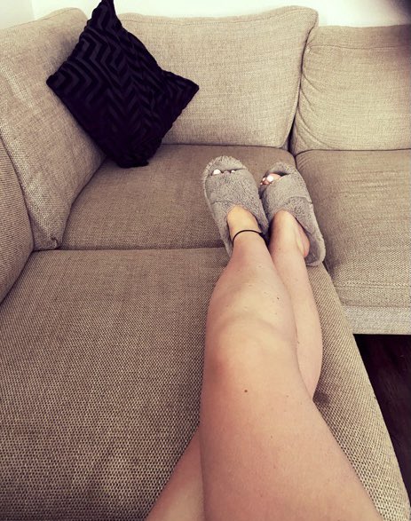 Chilled Sunday mornings 💤 ♥️

I’m sure you would love to be that fur under my soles 😏

[feet * foot fetish * soles * toes]
