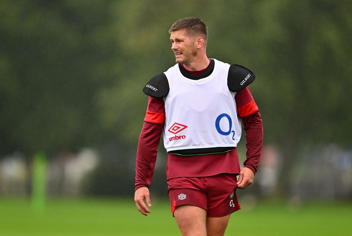 Interesting picture of Owen Farrell wearing shoulder pads during a training session. Thoughts? 

(via Getty)