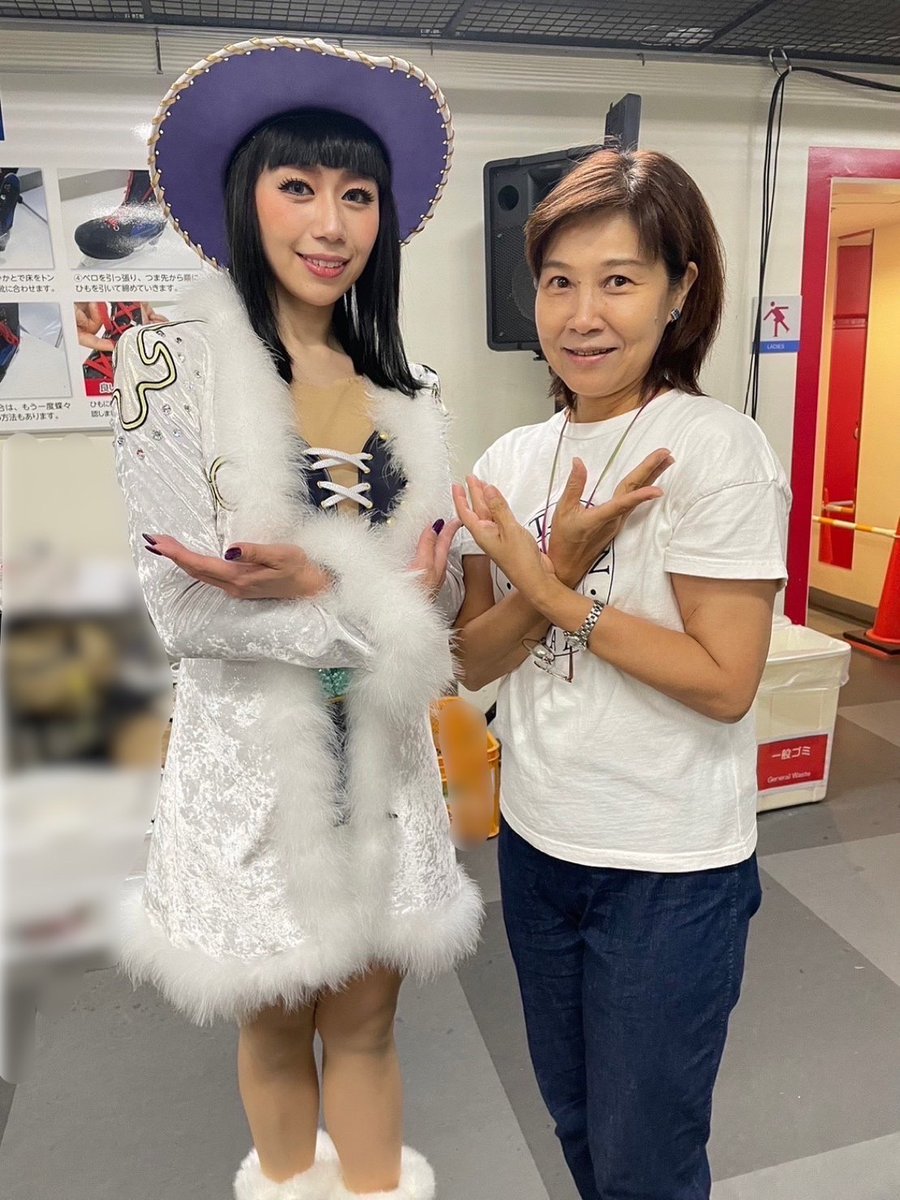 yurituki1121's tweet photo. さっきは写真を載せ忘れてすみません🙏
#ワンピース・オン・アイス 
オールサンデー役の小川真理恵さん。
かっこいい😎素敵すぎる✨
私はタオルで涙を吹きまくったので
もうぐちゃぐちゃな顔💦
だけど嬉しい記念写真☺️💖

横浜公演は本日まで。
9/2〜3は名古屋公演。
お近くの方はお見逃しなく‼️😆 https://t.co/23lYIm7Wmz