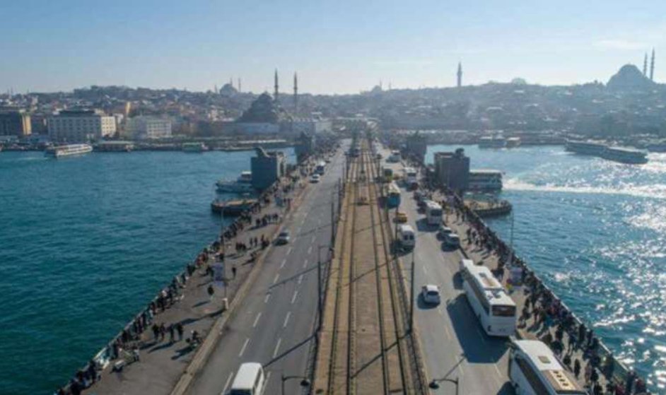 Galata Köprüsü'nün Karaköy-Eminönü yönü, İstanbul Büyükşehir Belediyesi'nin (İBB) bakım ve onarım çalışmaları kapsamında trafiğe kapatıldı. Köprünün 1. etap bakım çalışmaları 20 gün, Eminönü-Karaköy istikametindeki 2. etap çalışmaları da 20 gün sürecek.