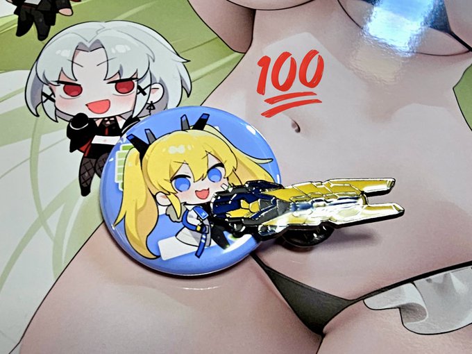 合同誌「しこニケ」の現地ノベルティ缶バッジ(かわいすぎ❣️)のサンプル品を頂いていたのですが、最近友達に付き合ってもらってついに回せたNIKKE武器コレクションピンズのヒーローシンドロームと組み合わせると世界一かわいくて完璧💯すぎました かわいい～～～!!オイオイオイ!!! 