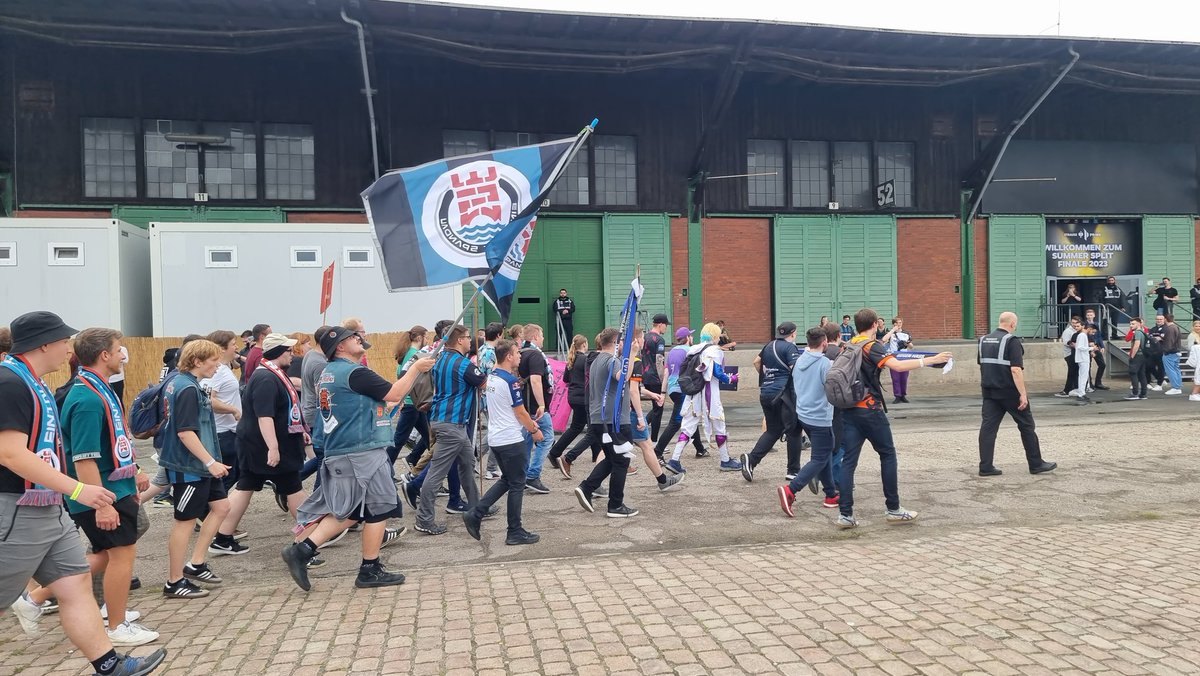 chrissibaldi's tweet image. Jedes Mal, wenn ich gestern einen Fan im #EINS Merch gesehen habe - und das war SEHR oft, hab ich mich immens gefreut, aber es hat auch immer mein Herz erneut gebrochen. 
Unsere Fanbase ist so geil und hat es verdient, uns einmal offline spielen zu sehen!