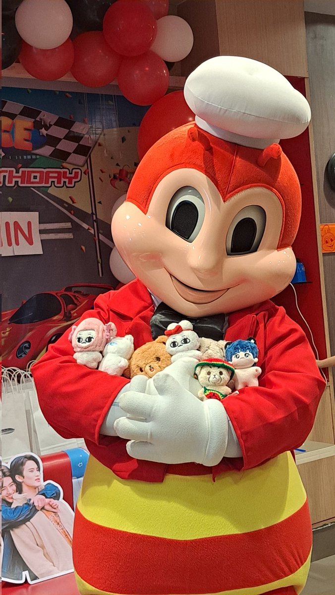 on_yourmarkyy's tweet photo. Jollibee loves MarkMin so much!  #IntoTheMarkMinVerse  @dreamsenceph 

P.s. bias po niya si Jaemin, ayaw na niya bitawan yung postcard kanina 🥺 https://t.co/PW7r0vMbLR