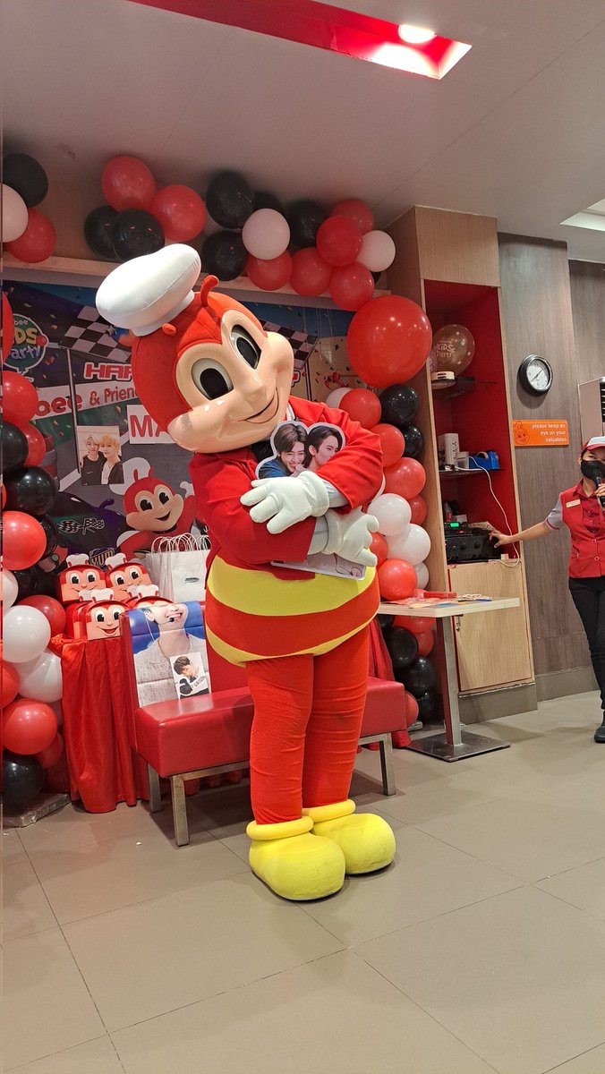on_yourmarkyy's tweet photo. Jollibee loves MarkMin so much!  #IntoTheMarkMinVerse  @dreamsenceph 

P.s. bias po niya si Jaemin, ayaw na niya bitawan yung postcard kanina 🥺 https://t.co/PW7r0vMbLR