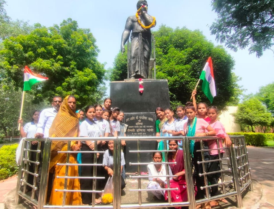 NSSUnitGCPMP2's tweet photo. #मेरी माटी मेरा देश,वीरों का वंदन,माटी को नमन केअंतर्गत रासेयो पृथ्वीपुरइकाई द्वारा अमरशहीद चंद्रशेखरआजाद स्मृतिओरछा में पंचप्रण की शपथ ली एवं महा.में निर्मित अमृत वाटिका में पौधारोपण किया गया #Meri_Maati_Mera_Desh @YASMinistry @_NSSIndia
@NSSRDBhopal https://t.co/3KRQuPG98L