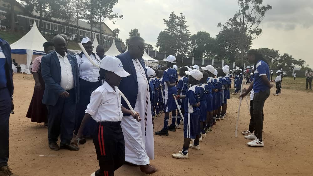 BugandaKingdom_'s tweet photo. Ssaabawolerezza wa Buganda, Oweek Christopher Bwanika, akuutidde abazadde okufaayo ku bitone by'abaana, okuva nga bakyali bato.  

Bino abyogeredde ku ssomero lya Pamvile, e Nsangi, ku mukolo abayizi kwe booleserezza ebitone mu bintu eby'enjawulo. https://t.co/SoKjj2jNN5