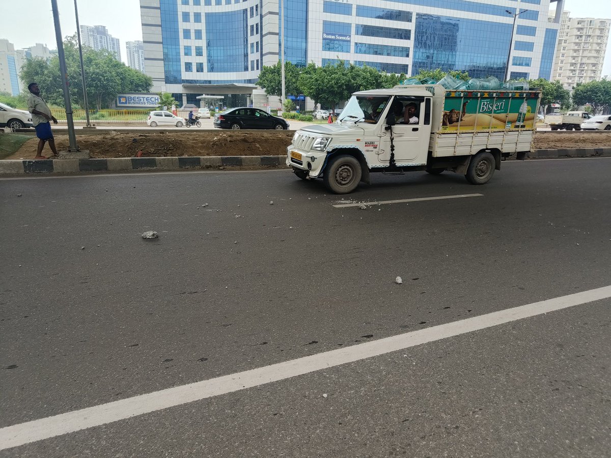 anujmalhotra23's tweet photo. @NHAI_Official @OfficeOfNG @cmohry @DEEPAKKAHUJA @TOIGurgaon @HTGurgaon Had a near fatal accident under Sohna Mumbai expressway on 5th August 2023. I was driving from Vatika Business Park towards Vatika lights and suddenly near pillar no. 46 there was a loud noise and part of my https://t.co/MmXvAqMLIP