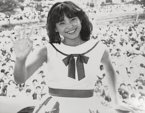 shinya_bokudake's tweet image. 【ちょっと一興😉】

モノクロ▶カラー

#水野きみこ 

1982（昭和57）年、某所での新曲キャンペーンにて😘

@retoro_mode