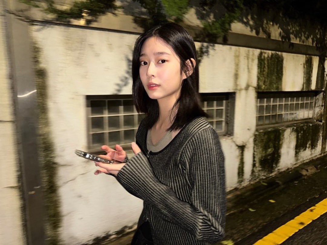 allaboutminju's tweet photo. No wonder she's been hiding her face 😭 She cut her hair 🥹 https://t.co/PFxhPwrAok
