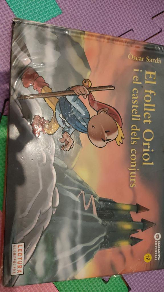 coolcrins's tweet photo. @IELaTordera bones!!! Hem trobat un llibre a la platja d'Arenys, creiem que porta el segell de la vostra escola, algun nen/a el deuria enterrar a la sorra... Adjunto fotos https://t.co/VmCoN6GAqd
