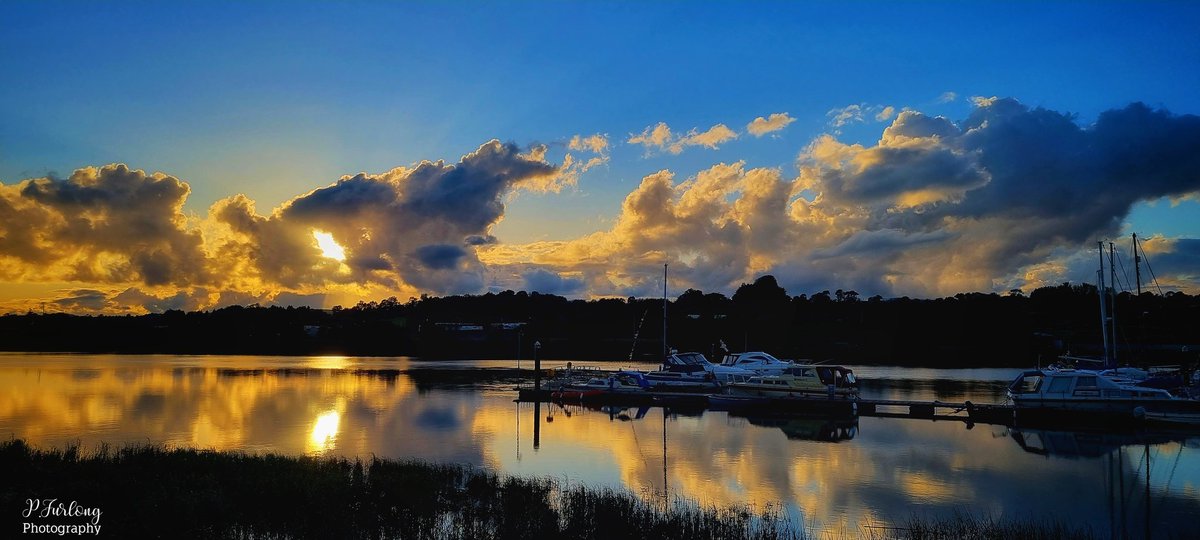 PaulFurlong1079's tweet photo. It's like two worlds come apart in one reflection, that split between the sun and the clouds 🌅⛅️📸 #riverbarrow

#photography #hometown #sunset
#visitwexford #sunsetphotography #landscapephotography #newross
#cloudsphotography #reflection ⛅️ https://t.co/vu7KXbwcV8