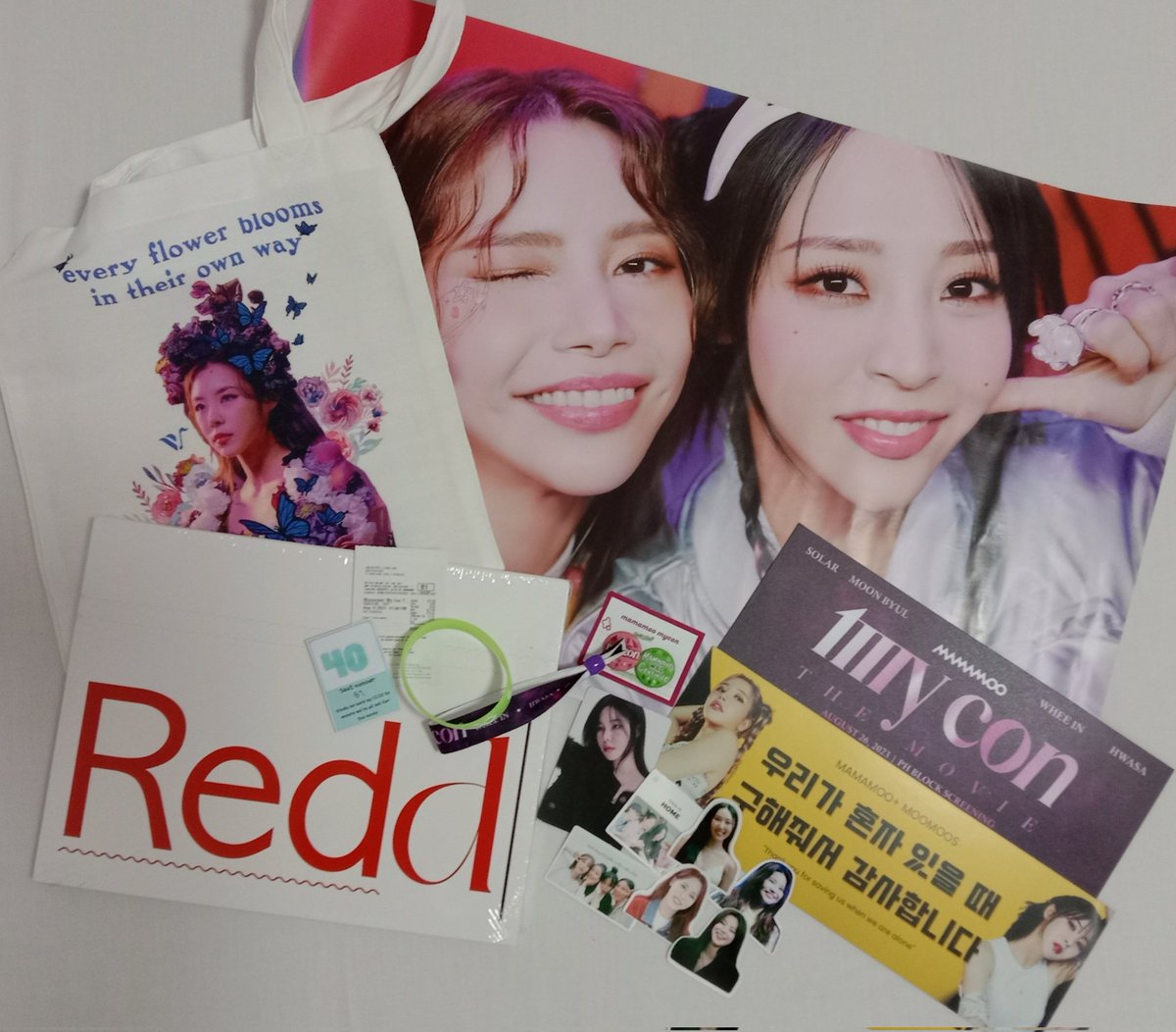 blinkk_moo's tweet photo. these are what I got yesterday and super thank you po ulit!! I graduated today and the entire experience was one of the best gifts 🥹💚 https://t.co/jEkt89DCng