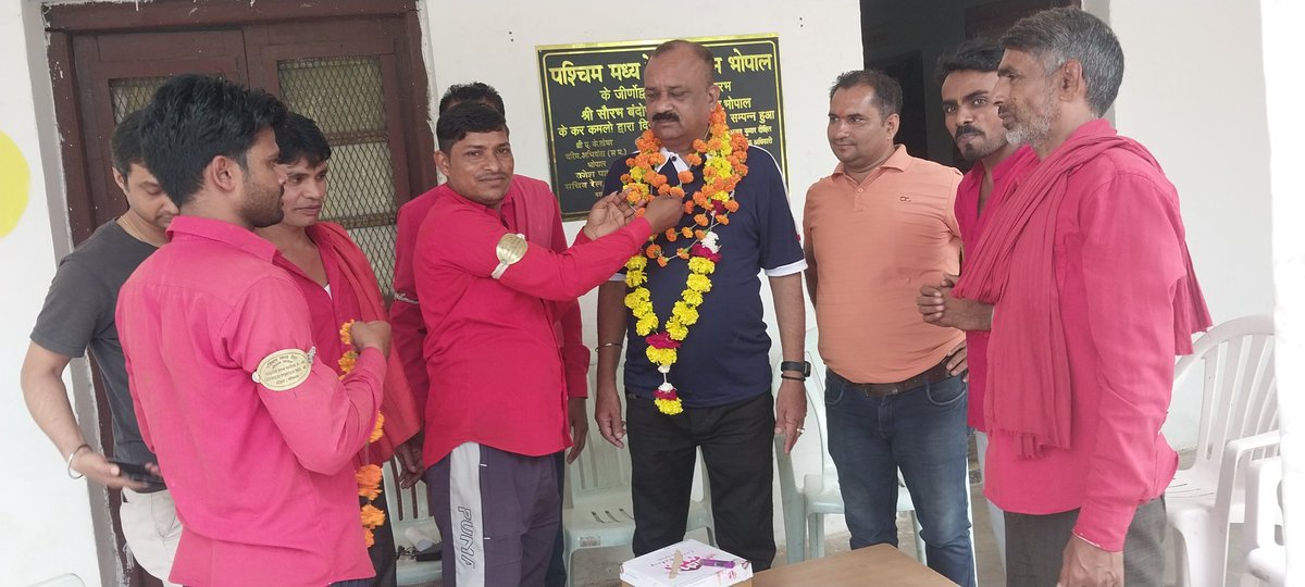 Hariom sharan mishra (@hariomsharanmis) on Twitter photo Today Celebrated belated birthday of Shri Rajesh Pandey ji Div Chair WCRMS Bhopal by Prabodh Shrivastava JE/Tele & Kuli union with his staff at railway Institute Bhopal
<a href="/Rajeshpandey678/">राजेश पांडेय</a> <a href="/rajeshwcrms/">Rajesh Panday Main</a> Today Celebrated belated birthday of Shri Rajesh Pandey ji Div Chair WCRMS Bhopal by Prabodh Shrivastava JE/Tele & Kuli union with his staff at railway Institute Bhopal
<a href="/Rajeshpandey678/">राजेश पांडेय</a> <a href="/rajeshwcrms/">Rajesh Panday Main</a>