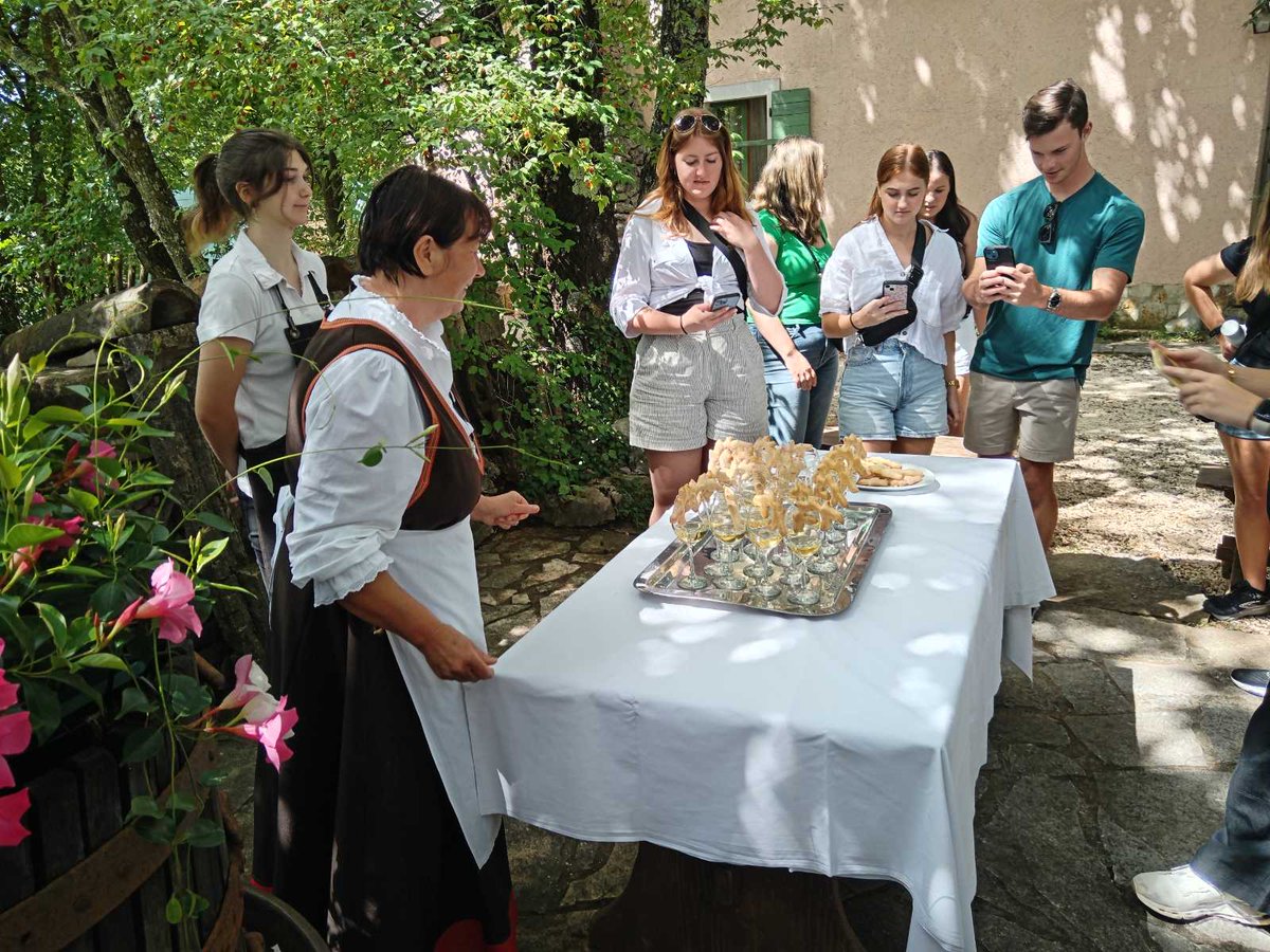 aograde's tweet photo. Od domaće pašte do najpoznatije istarske slastice 👏
Studente iz Floride naučili smo kako napraviti domaću istarsku paštu i naše pazinske cukerančiće. Veseli nas što su pokazali veliko zanimanje za istarsku kuhinju, a posebno ih je oduševila priča o pazinskim cukerančićima. https://t.co/eDvA0kcFqC