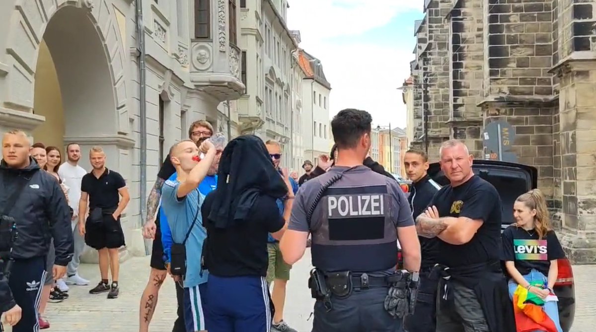 AfaNord's tweet photo. Beim 1. #CSD in #Weißenfels berichtet @WeberKili von versuchten Angriffen durch eine Gruppe von 25 #Neonazis.
#Polizeiproblem #SachsenAnhalt & Ordnungsamt sehen zu, wie Neonazis mit #Gewalt drohen & Sachen Richtung #CSD werfen. Ein Neonazi wirft eine Dose. 1/x
#WSF1208 #LGBTIQA* https://t.co/JGlSmjDo80