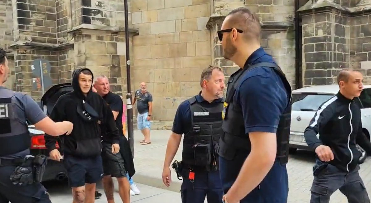 AfaNord's tweet photo. Beim 1. #CSD in #Weißenfels berichtet @WeberKili von versuchten Angriffen durch eine Gruppe von 25 #Neonazis.
#Polizeiproblem #SachsenAnhalt & Ordnungsamt sehen zu, wie Neonazis mit #Gewalt drohen & Sachen Richtung #CSD werfen. Ein Neonazi wirft eine Dose. 1/x
#WSF1208 #LGBTIQA* https://t.co/JGlSmjDo80