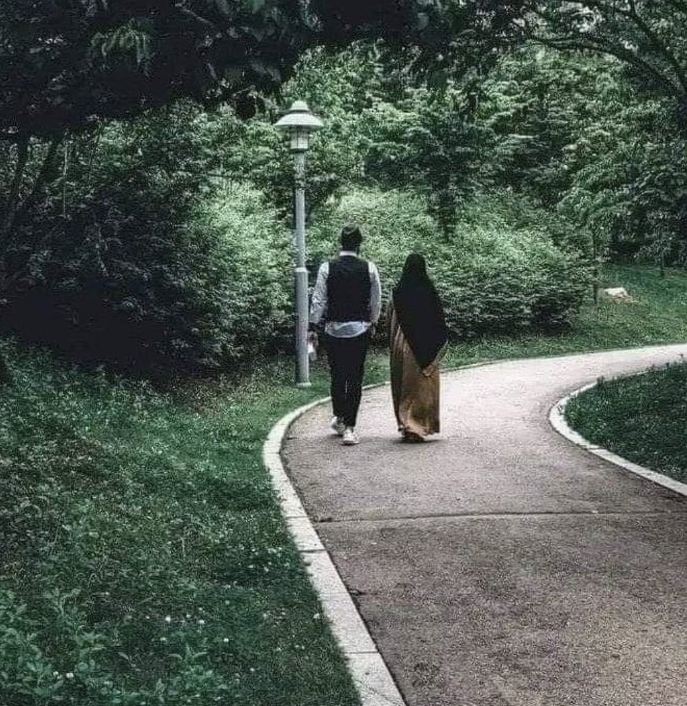 وعرفتُ أيّام السّرورِ، فلمْ أجِدْ،
كرجوعِ مشتاقٍ إلى مشتاقِ