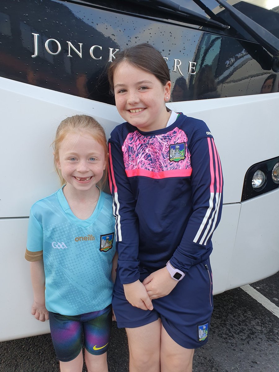 @LadiesFootball @DownLGFA @LKLadiesGaelic @TG4TV Rachel Kelly & Leanne Lonergan from Ballylanders are cheering for Limerick to win #properfan