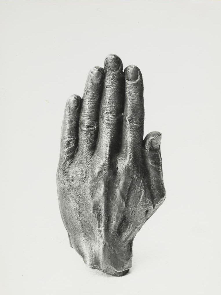 Today is #LeftHandDay and famous sculptor #BarbaraHepworth was left-handed. She saw the human hand as of great significance and consequently featured repeatedly in her work.

See this cast of Hepworth’s own hand on display at the Barbara Hepworth Museum and Sculpture Garden