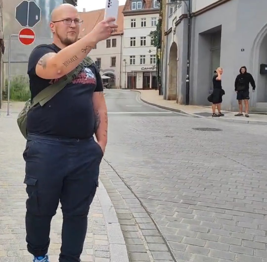 AfaNord's tweet photo. Danach wird @WeberKili & ihr Team von der Gruppe #Neonazis erneut angegangen. Einer filmt & trägt ein Shirt der #Rechtsrock-Band "Sturmwehr". #Polizeiproblem #SachsenAnhalt entdeckt die #Neonazis & fährt. 2/x
https://t.co/3tYVBpsXST
#Pressefreiheit #WSF1208 #LGBTIQA #Weißenfels https://t.co/6wVrNcrslL