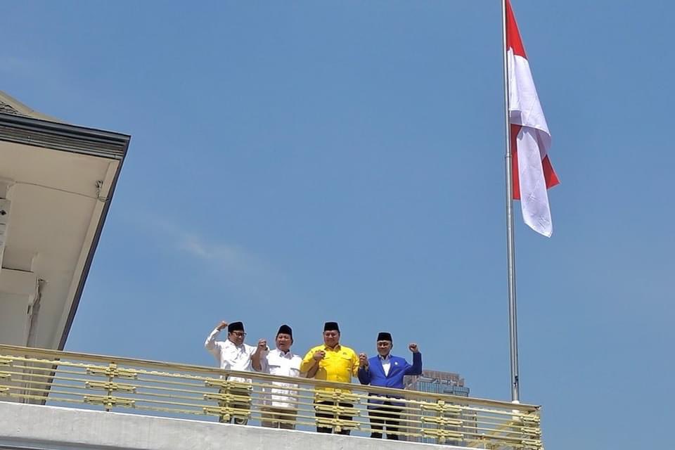 Deklarasi dukungan Partai <a href="/golkar_id/">Golkar Indonesia</a> dan <a href="/Official_PAN/">DPP PAN</a> kepada Pak <a href="/prabowo/">Prabowo Subianto</a> dalam Pilpres 2024. Bersatu untuk Indonesia terus maju. 🇮🇩🇮🇩

#prabowo #prabowosubianto #prabowopresiden2024 #indonesiamenang #indonesiaterusmaju #adilmakmur #gerindra #partaigerindra #gerindramenang