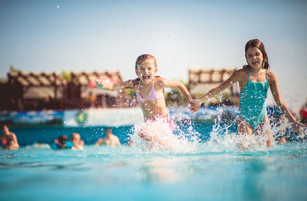 policiazaragoza's tweet photo. Si estás veraneando con tus peques en zonas de agua, #NoTeFies:
No los pierdas de vista, mantente a una distancia adecuada para auxiliarlos y no bajes la guardia si utilizan flotadores o manguitos (NO son salvavidas).
Por un verano #SinSustosNiDisgustos.
#FelizDomingo https://t.co/yN3lm1bxZK