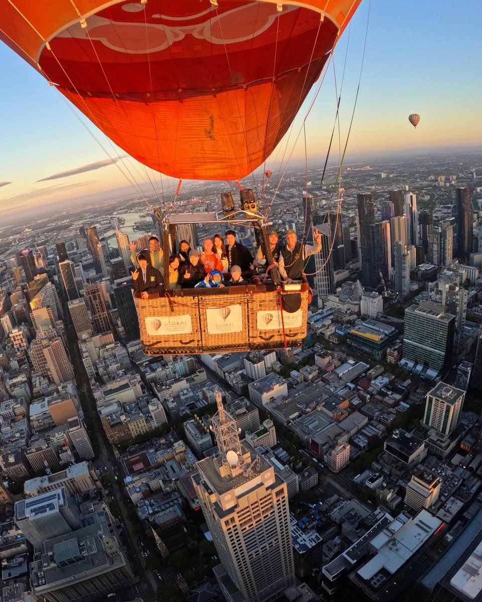 Did you know we offer complimentary in-flight photos on our hot air balloon flights? Don't worry about the selfie stick – we've got you covered! 📸 #globalballooning  globalballooning.com.au/?utm_content=s…