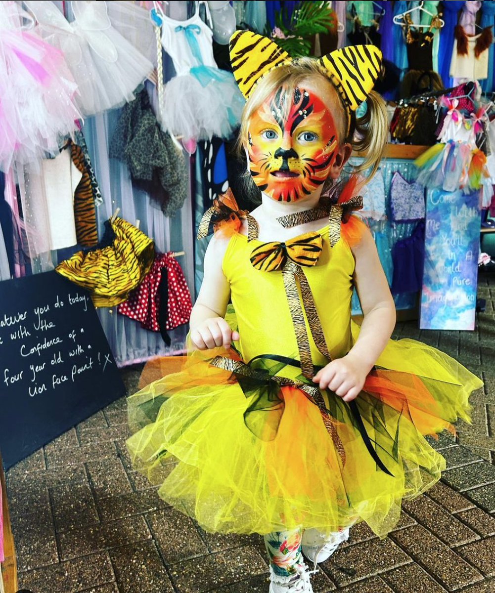 Some magical tiger transformations on the foot safari! 🐯✨ Make Believe Boutique is here to make sure your little ones are dressed for the occasion with some beautiful face paint and fancy dress! How amazing! 🤩  What animal would you want to be? 🤔 #facepaint #tiger