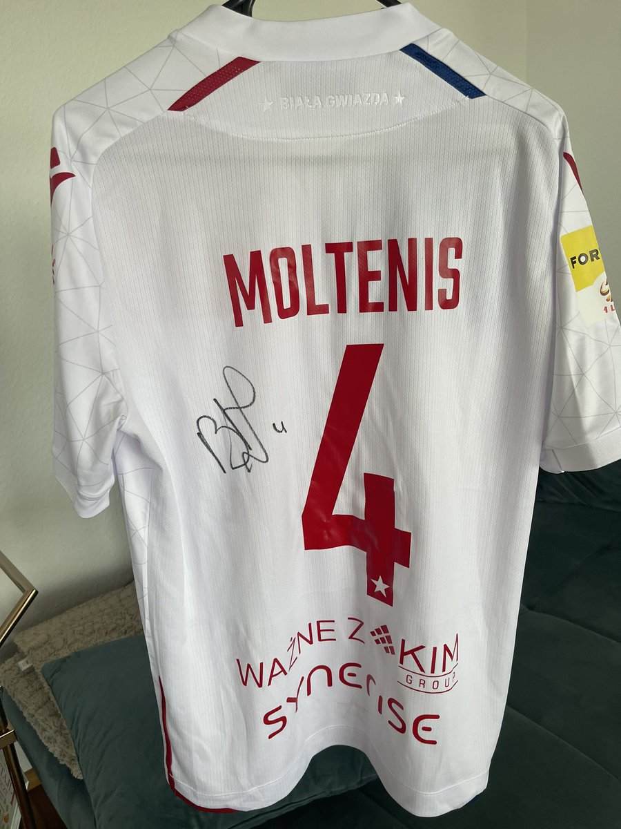 M86Mateusz's tweet photo. #LPU #chwalipost #matchissue 😉 koszulka @WislaKrakowSA przygotowana do spotkań barażowych zeszłego sezonu. KIM Group wszedł na ostatnie mecze na koszulki i chcąc je wyróżnić dodano symbol gwiazdy po wewnętrznej stronie. https://t.co/mhQJFfZeAT