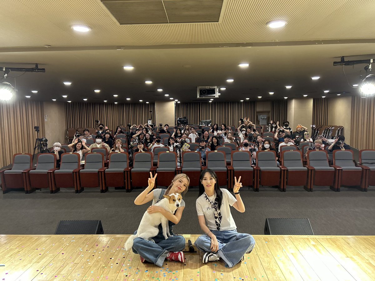RBW_MAMAMOO's tweet photo. [#마마무+]

1st Mini Album 
[TWO RABBITS] 팬사인회 완료✔

언제나 핑크빛으로 기억될
무무와 함께 하는 매 순간들💕

8월 13일의 무무들을 기억하리🙌🏻
(with 용키🐶)

#마마무플러스 #MAMAMOOplus
#댕댕 #dangdang https://t.co/PYgtXdeX6D