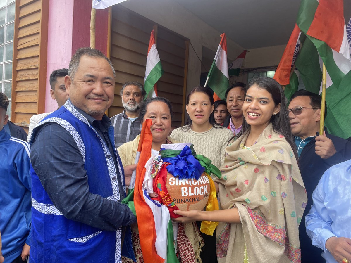 DBomdila's tweet photo. The #MittiYatra under #Meri_Maati_Mera_Desh program brought together sub-divisions in Bomdila, each carrying a symbolic 'Kalash of soil' from their region.#HarGharTiranga abhiyan was launched today, fostering love for our national flag. #MeriMattiMeraDesh #AzadiKaAmritMahotsav https://t.co/E05owiBk0U