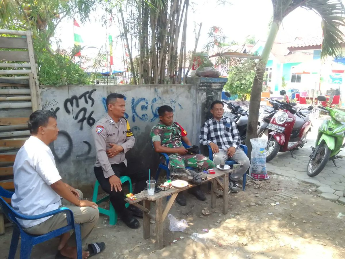 Bhabinkamtibmas dan Babinsa Desa Sarakan melakukan giat Sambang Dialogis dengan tokoh masyarakat dan warga Kp.Pisangan Sentra Rt.01/03 Ds.Sarakan Kec.Sepatan Kab.Tangerang Banten. #kapolri #kapoldametrojaya
#polresmetrotangerangkota #sriyono_wsn #polripresisi
#satreskrimtangkot