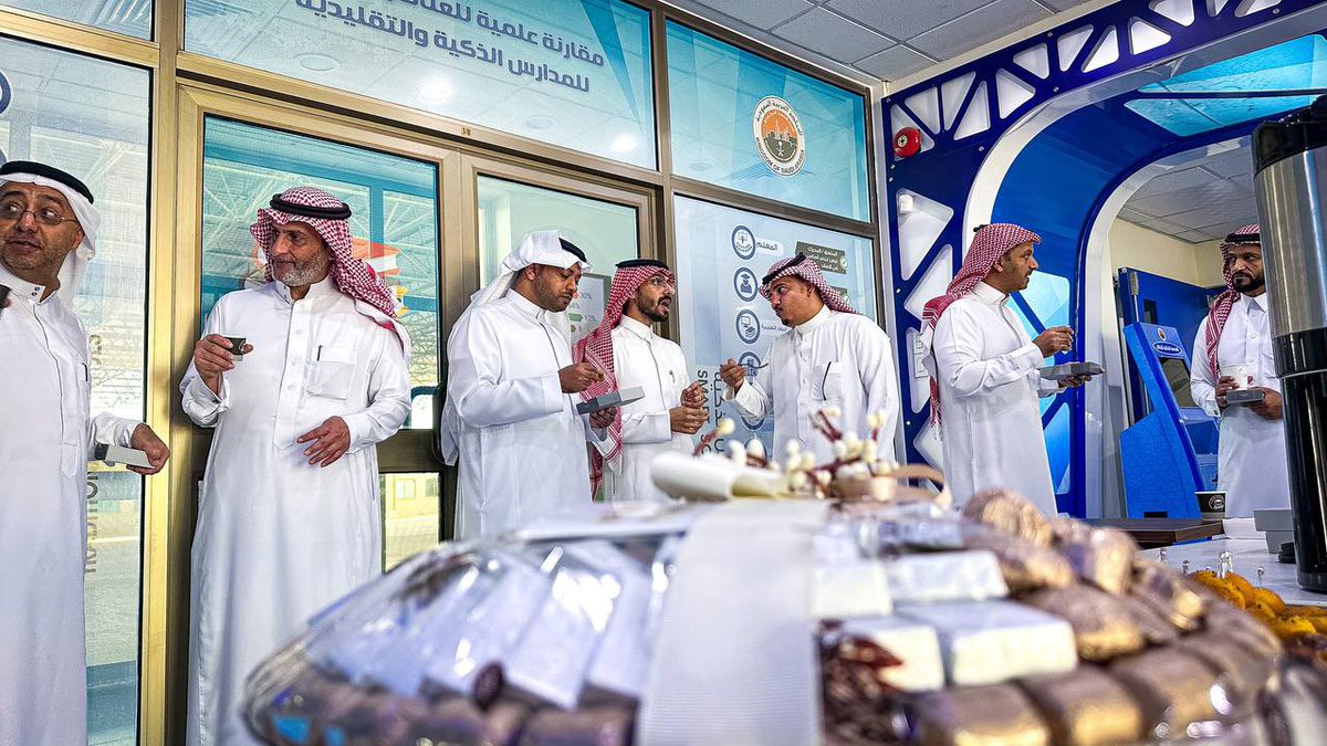 AlrowadSec's tweet photo. #الرواد_الثانوية وفي بداية العام الدراسي ١٤٤٥هـ  تستقبل الهيئة الإدارية والتعليمية بالحب والتفاؤل والترحاب 

فأهلا بكم وعودا حميدا ، وعاما مليئا بالإنجازات

برعاية @latte_works 

.
.
. https://t.co/BuOMFofQSI