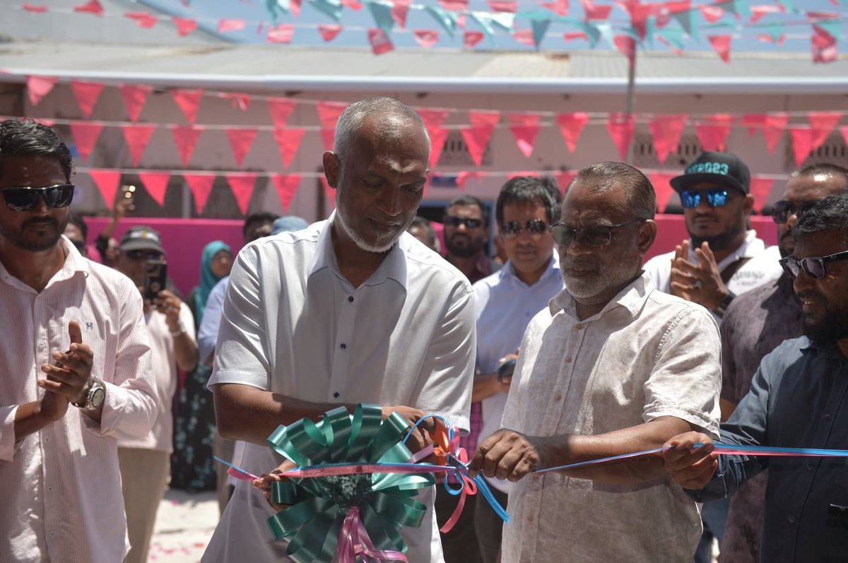 riyyatey's tweet photo. މަކުނުދޫގެ އެއަރޕޯޓްގެ މަޝްރޫޢުގެ ކަންކަން ކުރިއަށް ގެންދާނީ މަކުނުދޫ ރައްޔތުން އެދޭ ގޮތަށް." ދިވެހީންގެ ރިޔާސީ ކެންޑިޑޭޓް @MMuizzu
#Vote4Muizzu
#DrMuizzuSembe2023
#DhiveheengeRaajje
#FreePresident https://t.co/k09RHxRiSt