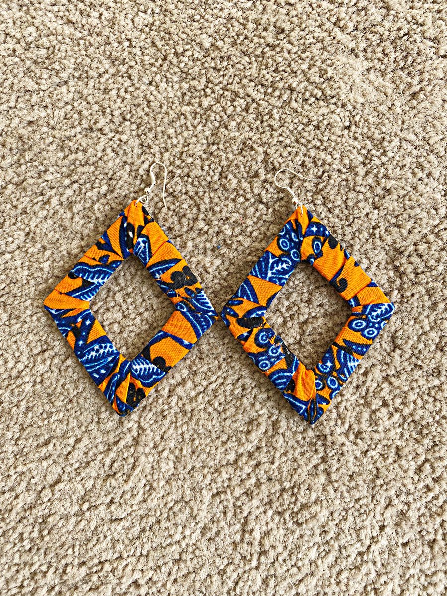 These cool earrings are colourful & lightweight, so very comfortable on the ears! etsy.com/shop/kambiagif… #UKGiftHour #UKGiftAM #OnlineCraft #CraftBizParty