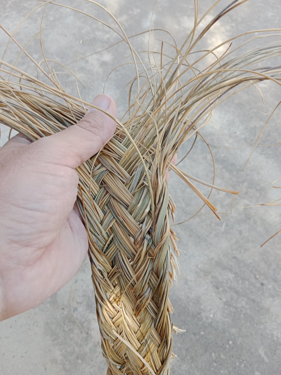 Endefora's tweet image. Molts estius solc despistar-me trençant un poc de pleita d'espart.
És molt relaxant i dóna molt de gust rememorar lo que feen els iaios.