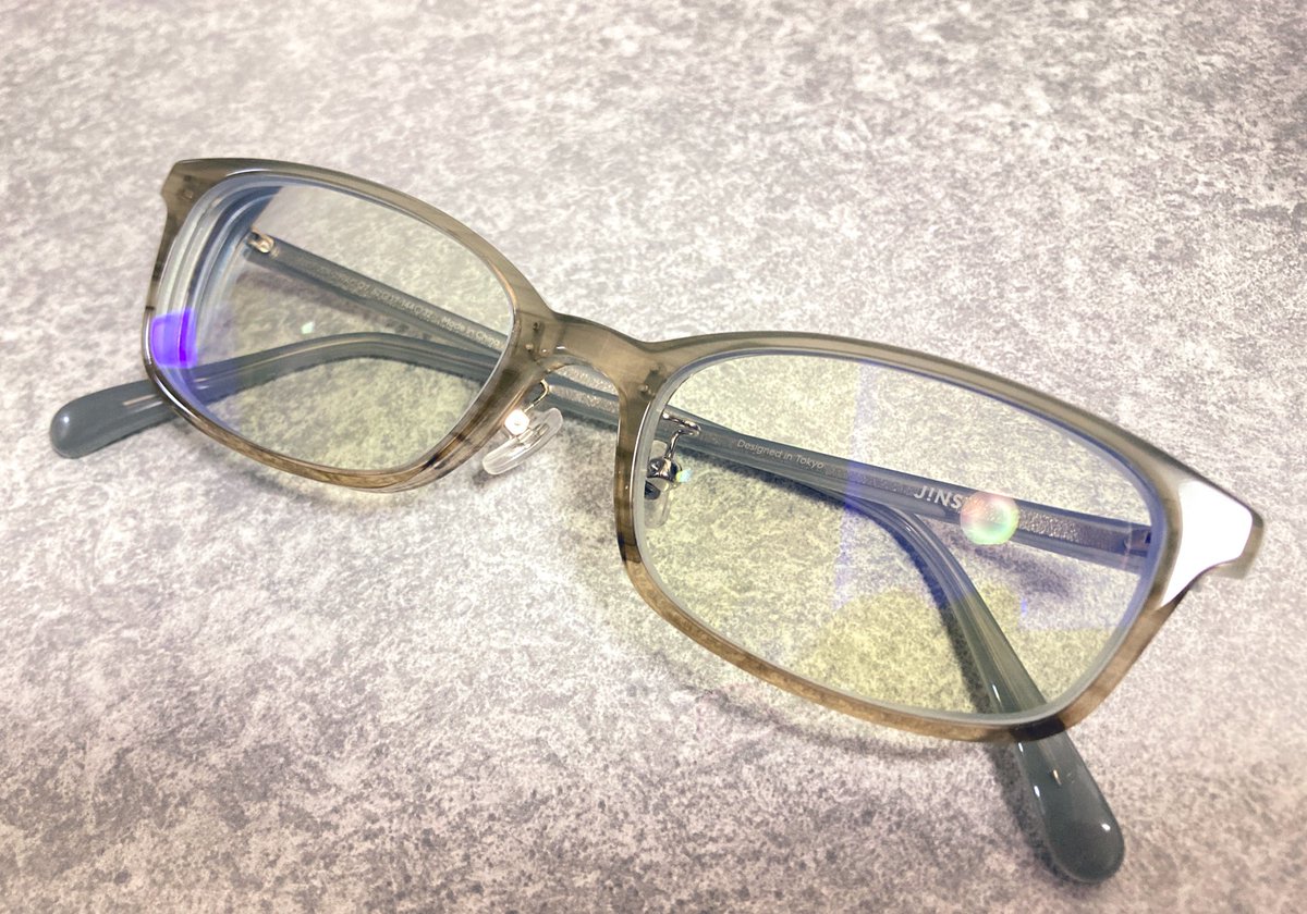 「わーいニュー眼鏡きた!すごい色眼鏡なのはPCレンズ40%だから。」|紫📍1日2本のイラスト
